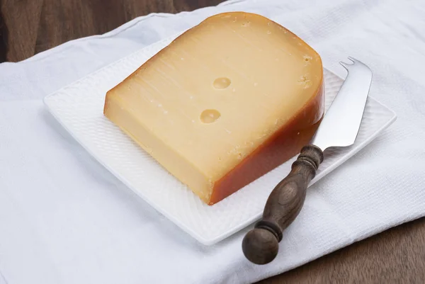 オランダのハード牛牛乳グダの古い黄色のチーズ — ストック写真