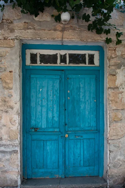 Puerta Madera Azul Vieja Pequeño Pueblo Chipriota Planta Uvas — Foto de Stock