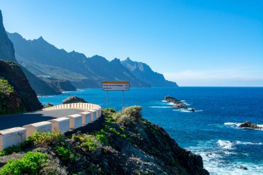 Playa del Roque de las Bodegas ve mavi Atlantik Okyanusu yakınlarındaki Coatal Yolu, Tenerife 'nin kuzeyinde, İspanya' nın Kanarya Adaları 'nda bulunan Tanagana Köyü yakınlarındaki Anaga Ulusal Parkı.