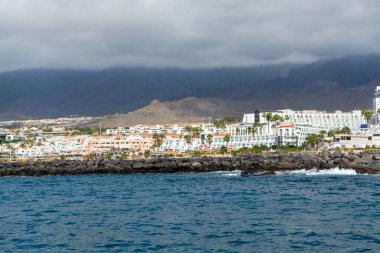Kışın İspanya 'nın Kanarya Adaları, kışın İspanya kıyı şeridi boyunca yelkenli tekne gezisi sırasında Tenerife adasının güney kıyısındaki tatil beldelerine ve plajlara bakın.