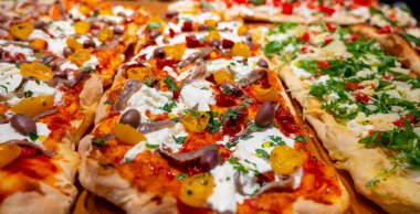 Parma, Emilia Romanya, İtalya 'da fırında sebze ve peynirli taze Focaccia veya pala romana pizzası