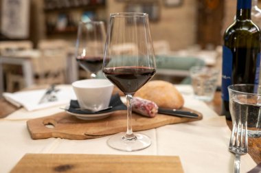 İtalyan bakteri restoranında bir bardak kırmızı şarapla akşam yemeği.