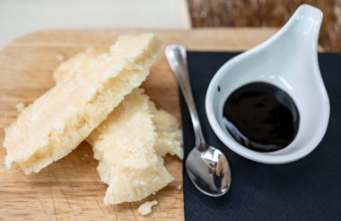 Parma, Emilia Romagna, İtalya 'da farklı olgun ve çok eski parmesan İtalyan Parmigiano-Reggiano sert peynir ve balzamik Modena sirkesi tadı