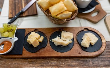 Parma, Emilia Romagna, İtalya 'da farklı olgun ve çok eski parmesan İtalyan Parmigiano-Reggiano sert peynirinin tadı
