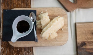 Parma, Emilia Romagna, İtalya 'da farklı olgun ve çok eski parmesan İtalyan Parmigiano-Reggiano sert peynir ve balzamik Modena sirkesi tadı