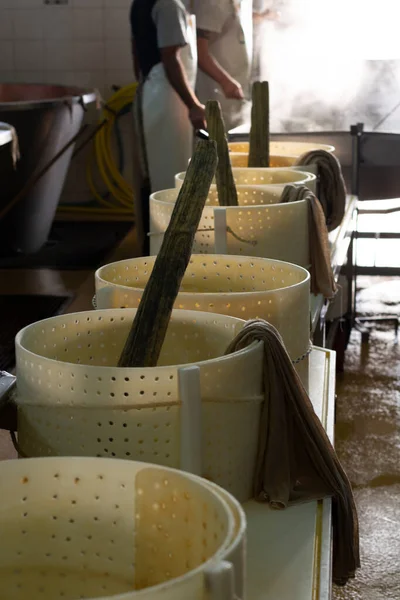 Proceso Tradicional Elaboración Partir Ruedas Leche Vaca Queso Parmesano Reggiano — Foto de Stock