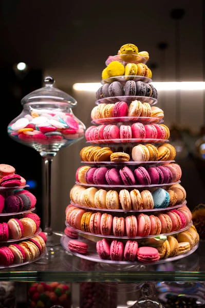 Snoep Winkel Display Met Kleurrijke Piramide Van Franse Macarons Koekjes — Stockfoto