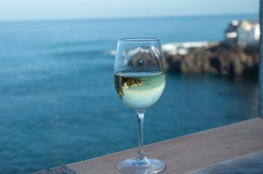 Tenerife, Kanarya Adaları 'nda mavi Atlantik Okyanusu manzaralı soğuk verdejo beyaz şarap içmek