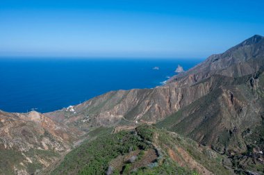 Kışın yeşil dağlar ve mavi Atlantik okyanusu üzerine panoramik manzara, Tenerife 'nin kuzeyi, İspanya, İspanya' nın kuzeyindeki Tanagana köyü yakınlarındaki Anaga milli parkı