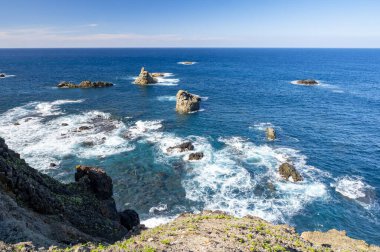 Panoramik manzara Playa del Roque de las Bodegas ve mavi Atlantik Okyanusu, Anaga milli parkı Tenerife 'nin kuzeyinde, Kanarya Adaları, İspanya