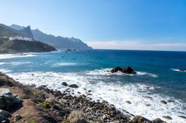 Laya de Almaciga ve mavi Atlantik Okyanusu 'nun lav kayaları üzerindeki panoramik manzara, Tenerife' nin kuzeyinde, İspanya 'nın Kanarya Adaları' nda, Tanagana köyü yakınlarındaki Anaga milli parkı