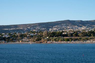Peyia 'daki Mercan Koyu' nda, Paphos, Kıbrıs, Mercan Sahili yakınlarındaki Akdeniz manzarası