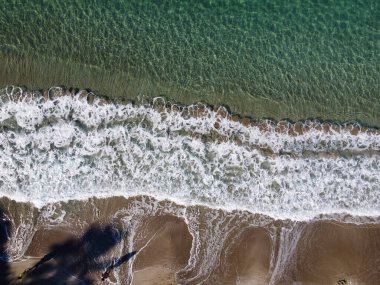Peyia, Akdeniz 'deki Mercan Koyu' nun açık sularının en üst manzarası. Sabah Paphos, Kıbrıs, Mercan plajı yakınlarında.