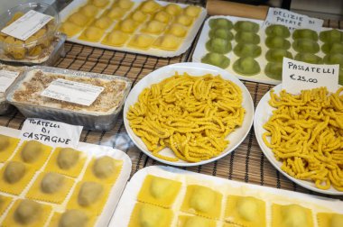 İtalyan yemeği, taze ev yapımı makarna tortelli ya da İtalyan mantısı pişirmeye hazır mantı, Parma, Emilia Romagna, İtalya. Burada yazan İtalyanca ismin anlamı İtalyan mantısı ve patates.