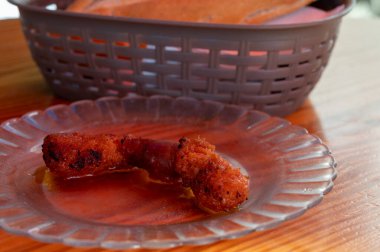 Tenerife 'deki tipik bir Kanarya Adası işletmesi olan Guachinche' de akşam yemeği. Güneşli bir günde ev yapımı geleneksel yemeklerle birlikte yerel olarak üretilen beyaz ya da kırmızı şarap..