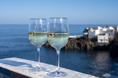 Tenerife, Kanarya Adaları 'nda mavi Atlantik Okyanusu manzaralı soğuk verdejo beyaz şarap içmek