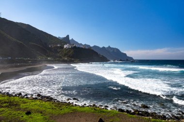Laya de Almaciga ve mavi Atlantik Okyanusu 'nun lav kayaları üzerindeki panoramik manzara, Tenerife' nin kuzeyinde, İspanya 'nın Kanarya Adaları' nda, Tanagana köyü yakınlarındaki Anaga milli parkı