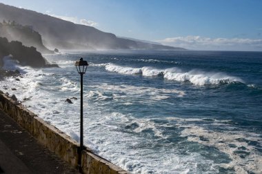 Puerto de la Cruz, Tenerife, Kanarya Adaları yakınlarındaki küçük balıkçı köyündeki siyah lav kayaları ve Atlantik Okyanusu manzarası