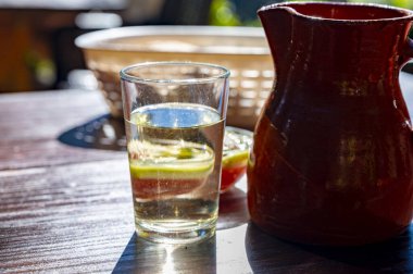 Tenerife 'de tipik bir Kanarya Adası işletmesi olan Guachinche' de akşam yemeği, yerel olarak üretilen beyaz ya da kırmızı şarap ile birlikte güneşli bir günde ev yapımı geleneksel yemekler sunuluyor..