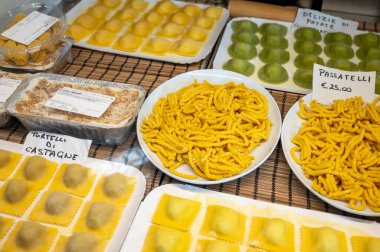 İtalyan yemeği, taze ev yapımı makarna tortelli ya da İtalyan mantısı pişirmeye hazır mantı, Parma, Emilia Romagna, İtalya. Burada yazan İtalyanca ismin anlamı İtalyan mantısı ve patates.