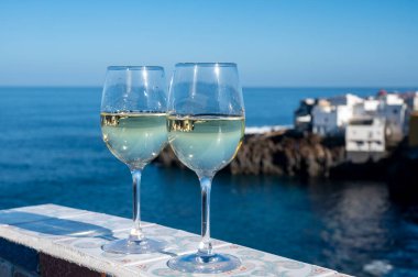 Tenerife, Kanarya Adaları 'nda mavi Atlantik Okyanusu manzaralı soğuk verdejo beyaz şarap içmek