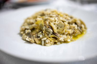 İtalyan mutfağı, taze vegan ya da vejetaryen risotto taze enginar başlarıyla yakın plan