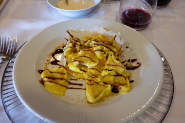 İtalyan yemeği, taze ev yapımı balkabağı dolması tortellini ya da parmesan parmesanlı reggiano peynirli ravioli köftesi ve Modena, Parma, Emilia Romagna, İtalya 'nın Balsamico sirkesi.