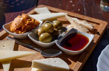 Tenerife 'deki tipik bir Kanarya Adası işletmesi olan Guachinche' de akşam yemeği, yerel olarak üretilen beyaz ya da kırmızı şarapla birlikte güneşli bir günde ev yapımı geleneksel yemekler, tapas ve keçi peyniri sunuluyor.