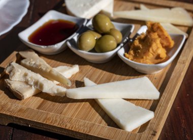 Tenerife 'deki tipik bir Kanarya Adası işletmesi olan Guachinche' de akşam yemeği, yerel olarak üretilen beyaz ya da kırmızı şarapla birlikte güneşli bir günde ev yapımı geleneksel yemekler, tapas ve keçi peyniri sunuluyor.