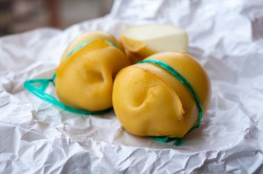 İtalyan peynirleri koleksiyonu, tütsülenmiş armut biçimli peynir Güney İtalya 'da inek sütünden yapılan küçük peynir çiftliğinden.