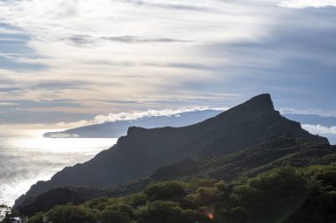 Teno parkının kırsal kesimindeki dağlar Tenerife 'deki Masca köyü ve arka plandaki La Gomera adası yakınlarındaki Kanarya adaları, kışın İspanya