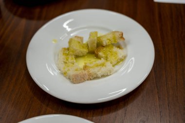 Tuscany, İtalya 'da organik çiftlikte ekmekle İtalyan ekstra bakire zeytinyağı tatmak.