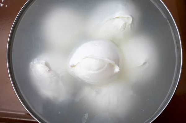 Πολλές Λευκές Μπάλες Ιταλικού Μαλακού Τυριού Mozzarella Bufala Campana Ιταλικό — Φωτογραφία Αρχείου