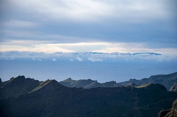 位于西班牙加那利群岛Tenerife岛上孤立的Masca村和背景的La Gomera岛附近的Teno农村公园的山脉 — 图库照片