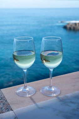 Tenerife, Kanarya Adaları 'nda mavi Atlantik Okyanusu manzaralı soğuk verdejo beyaz şarap içmek