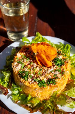 Guachinche 'de akşam yemeği, Tenerife' deki tipik Kanarya Adası müessesesi, yerel olarak üretilen beyaz ya da kırmızı şarap, güneşli bir günde ev yapımı geleneksel yemekle birlikte, yeşil salatalı tatlı patates salatası