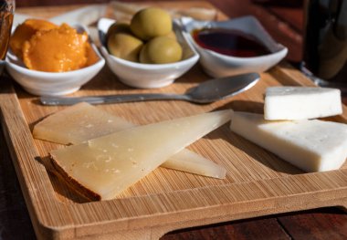 Tenerife 'deki tipik bir Kanarya Adası işletmesi olan Guachinche' de akşam yemeği, yerel olarak üretilen beyaz ya da kırmızı şarapla birlikte güneşli bir günde ev yapımı geleneksel yemekler, tapas ve keçi peyniri sunuluyor.