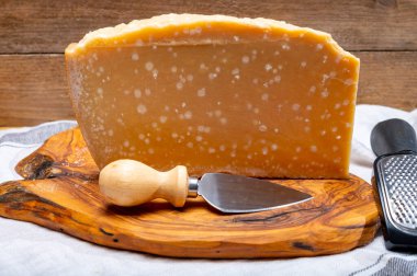 72 aylık İtalyan parmegiano-reggiano parmesan peyniri. Parma 'dan gelen kehribar rengi, kuru, son derece kumlu ve çok keskin bir tadı var.