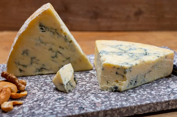 英国奶酪系列 蓝色斯蒂尔顿成熟奶酪和坚果特写 — 图库照片