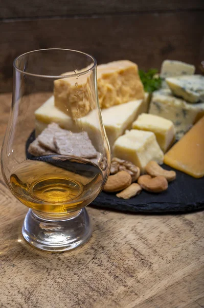 Brit Italok Ételpárosítás Skót Whisky Sajt Gyűjtemény Kék Stilton Skót — Stock Fotó