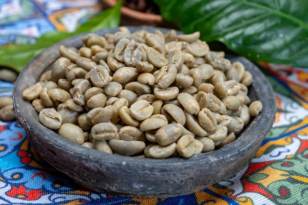 Grüne Und Geröstete Kaffeebohnen Aus Südamerika Kolumbien Und Brasilien Mit — Stockfoto