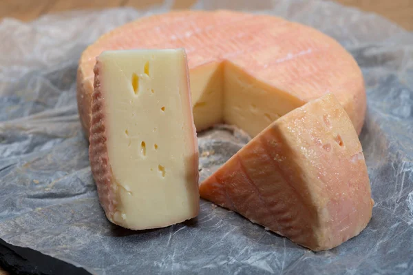 蒙斯特菌法国奶酪 味道鲜美 味道浓郁的软奶酪 主要由最初产于伏日山脉的牛奶制成 — 图库照片