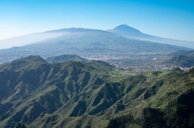 Anaga Ulusal Parkı 'nın yeşil dağlarının panoramik manzarası, Tenerife' nin kuzeyi, Kanarya Adaları, İspanya