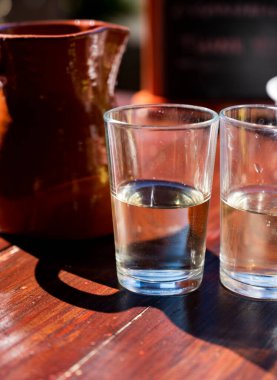 Tenerife 'de tipik bir Kanarya Adası işletmesi olan Guachinche' de akşam yemeği, yerel olarak üretilen beyaz ya da kırmızı şarap ile birlikte güneşli bir günde ev yapımı geleneksel yemekler sunuluyor..