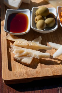 Tenerife 'deki tipik bir Kanarya Adası işletmesi olan Guachinche' de akşam yemeği, yerel olarak üretilen beyaz ya da kırmızı şarapla birlikte güneşli bir günde ev yapımı geleneksel yemekler, tapas ve keçi peyniri sunuluyor.