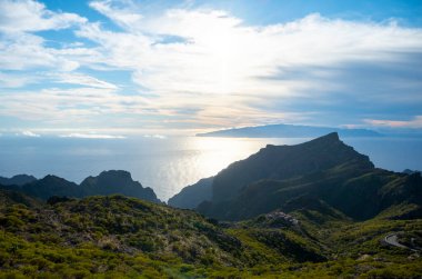 Teno parkının kırsal kesimindeki dağlar Tenerife 'deki Masca köyü ve arka plandaki La Gomera adası yakınlarındaki Kanarya adaları, kışın İspanya
