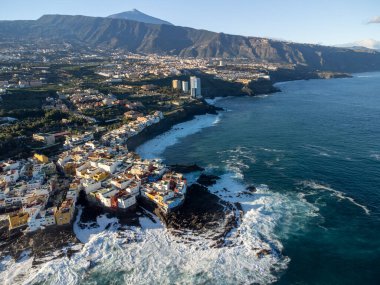 Renkli evlere ve Puerto de la Cruz, Tenerife 'deki Teide Dağı' nın tepesine kışın gündoğumunda Kanarya Adaları 'na açılan hava manzarası