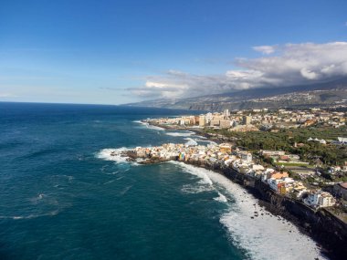 Puerto de la Cruz, Tenerife, Kanarya Adaları yakınlarındaki küçük balıkçı köyünde kara lav kayaları ve Atlantik Okyanusu manzarası
