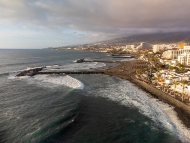 Costa Adeje ve Playa de las Americas yakınlarındaki Tenerife 'nin güneyindeki kumlu plajlar ve kışın İspanya' nın Kanarya Adaları 'ndaki hava manzarası