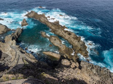 Charco del Viento 'daki hava manzarası Tenerife, Kanarya Adaları' ndaki siyah lav kayalarında doğal havuz, kışın İspanya